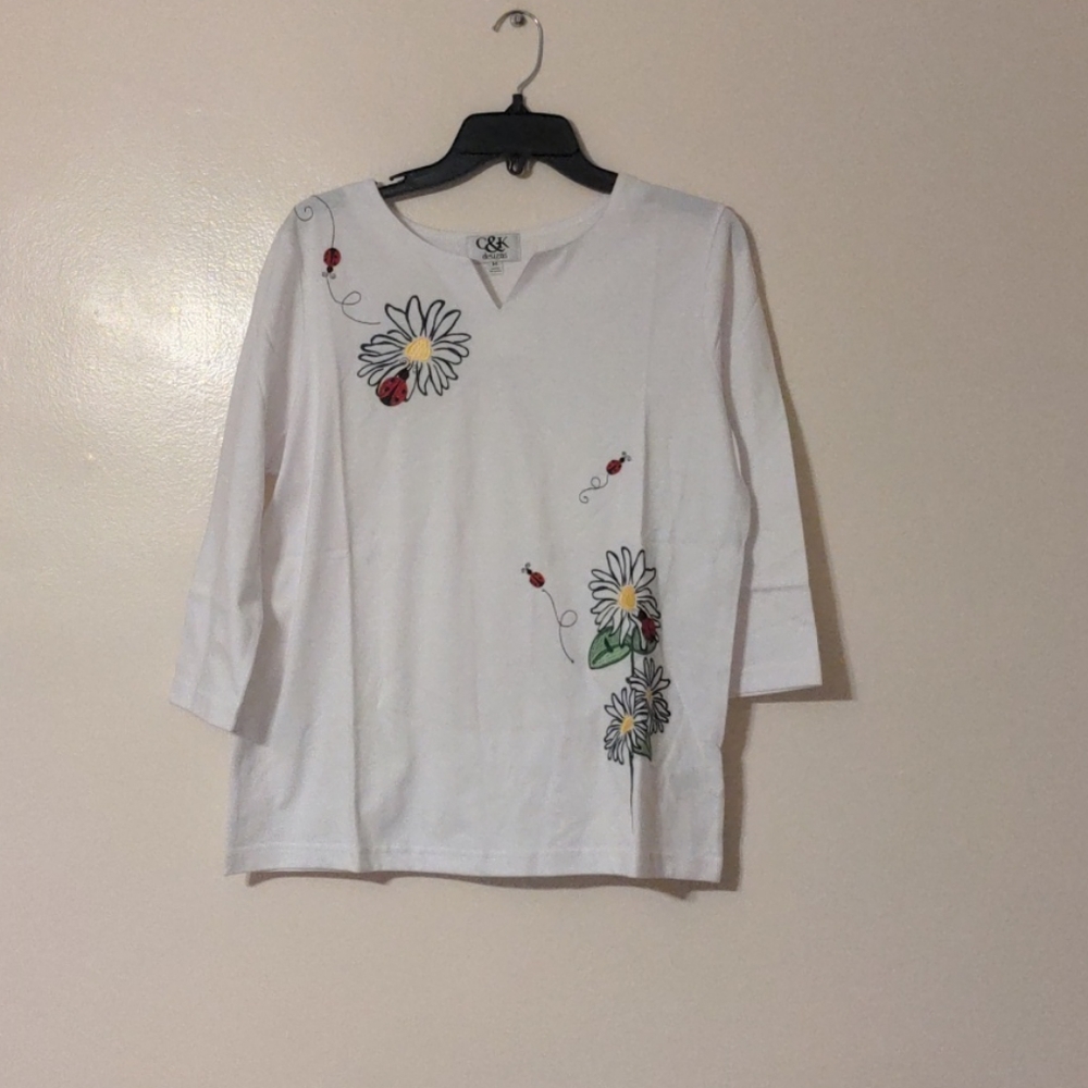 C&k designs embroidery daisy and ladybug top med